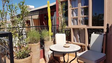 Economy-Zimmer, 1 Doppelbett, eigenes Bad, Blick auf den Innenhof | Terrasse/Patio