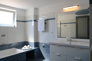 Superior Apartment, 2 Bedrooms, Sea View | Bathroom | Hair dryer, towels