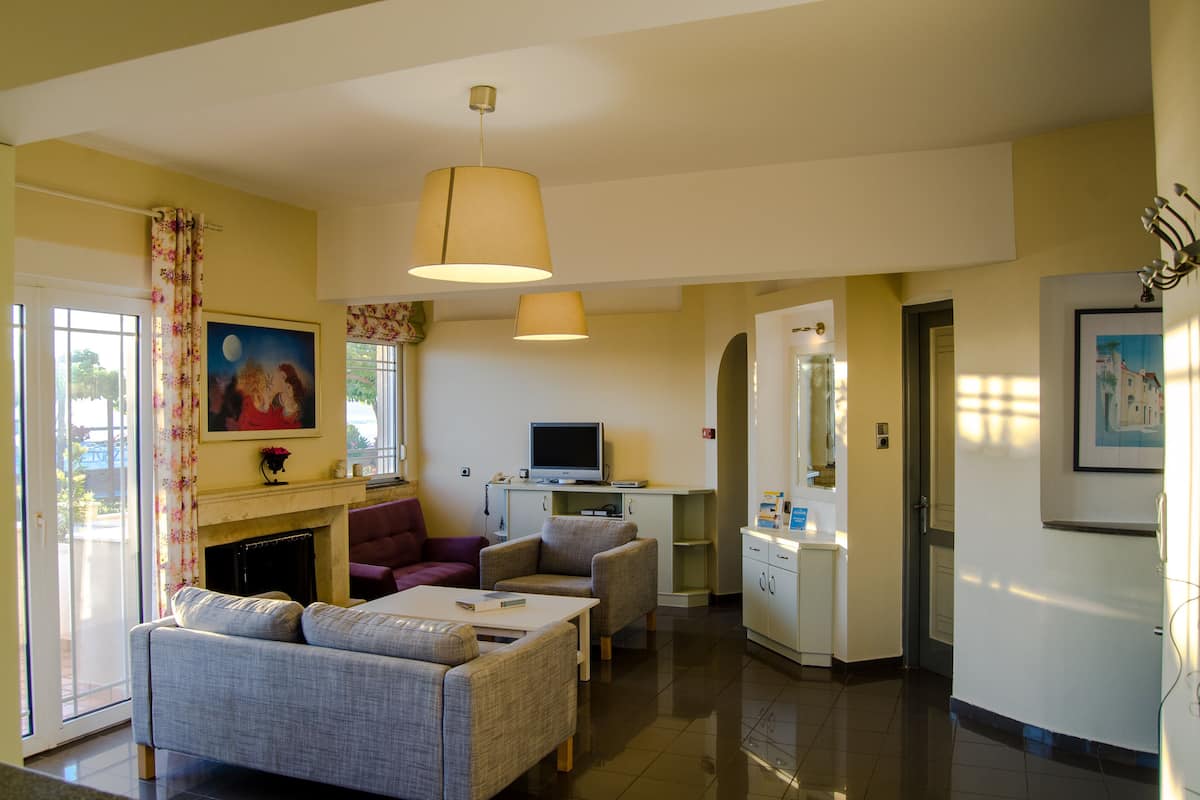 Superior appartement, 2 slaapkamers, uitzicht op zee | Woonkamer | Een flatscreentelevisie en een dvd-speler
