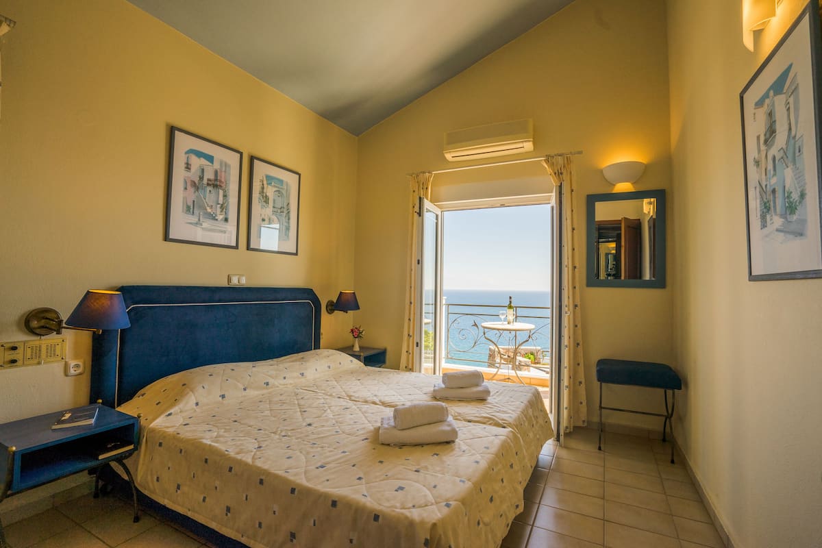 Appartement, 1 slaapkamer, uitzicht op zee | Een kluis op de kamer, een strijkplank/strijkijzer, gratis wifi