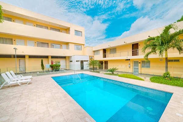 Una piscina al aire libre