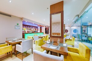 Se ofrece un desayuno bufé (33000 COP por persona)