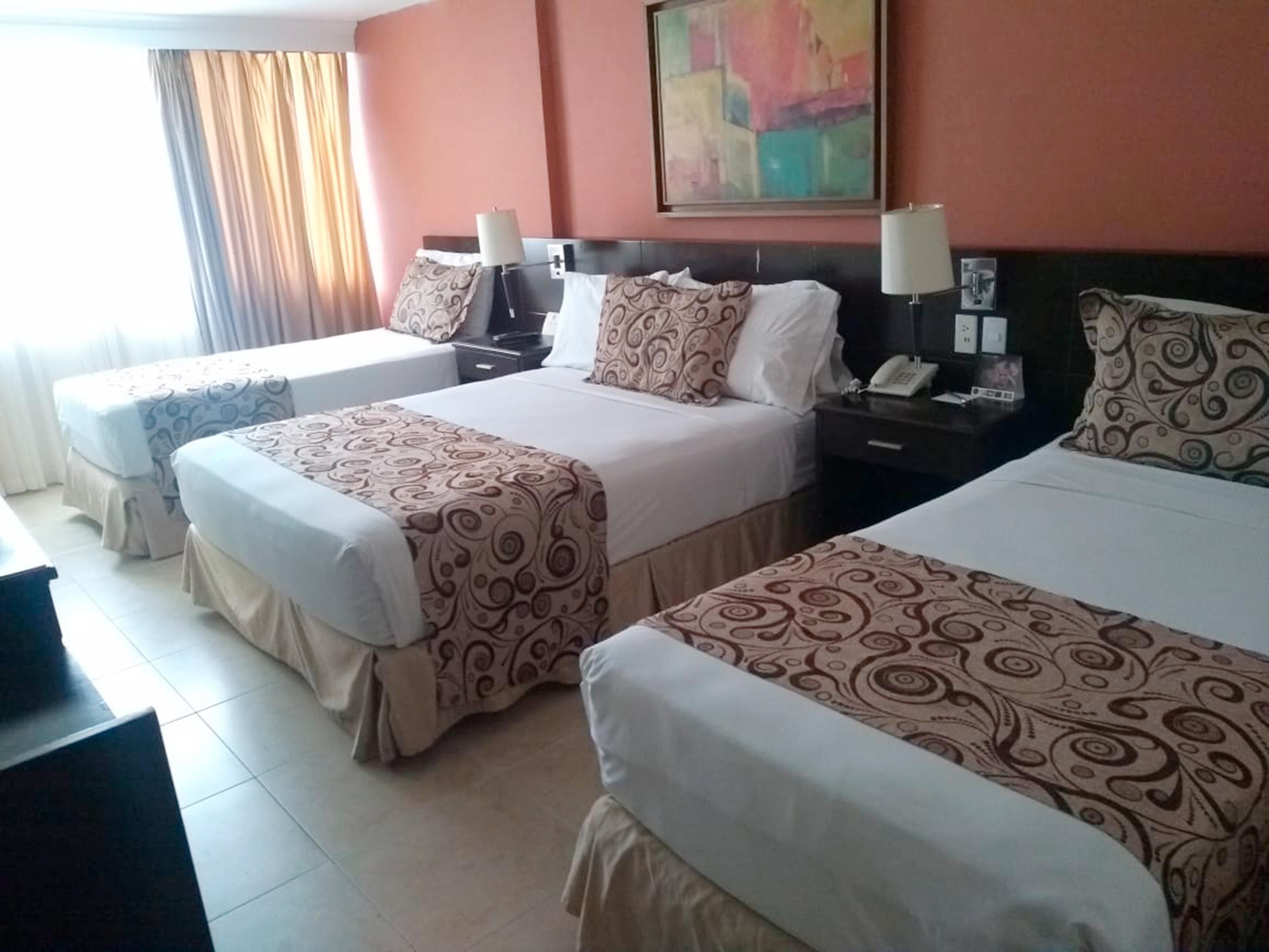 Ropa de cama de alta calidad, minibar, caja fuerte