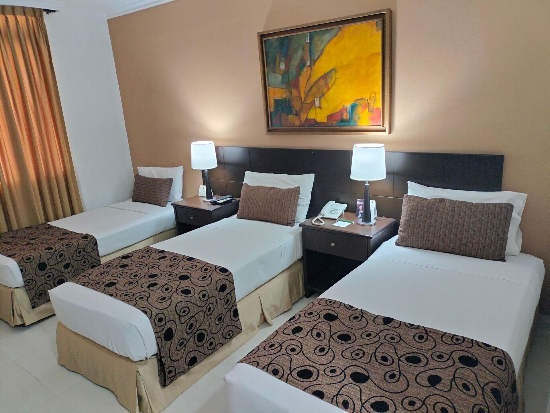 Ropa de cama de alta calidad, minibar, caja fuerte