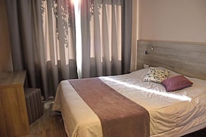 Individuell dekoriert, individuell eingerichtet, Schreibtisch