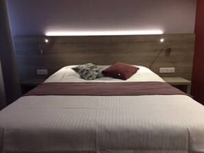 Individually decorated, individually furnished, desk, blackout curtains - L'Hôtel des Bords de l'Ill (Erstein)
