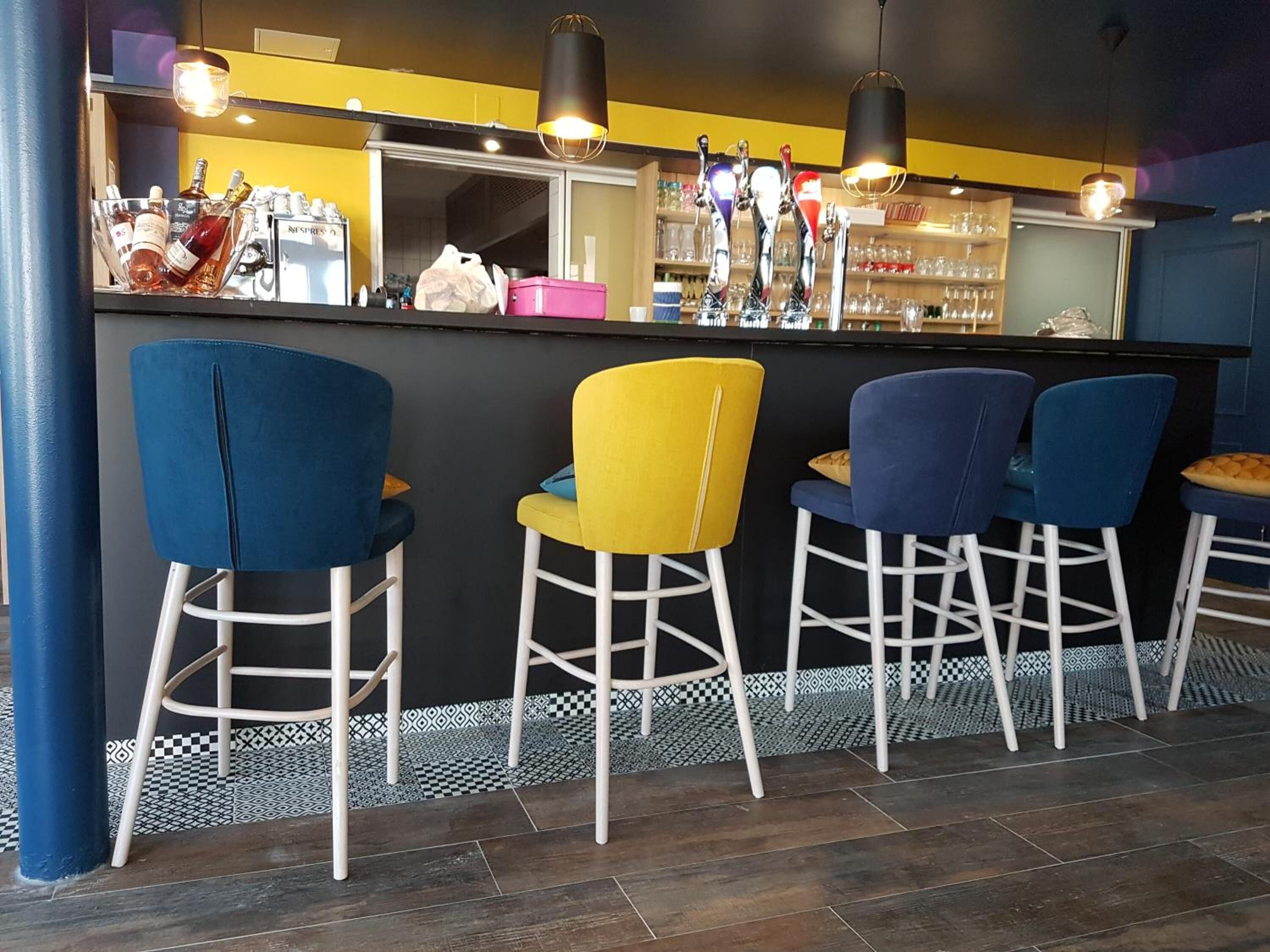 Bar (trong khuôn viên)