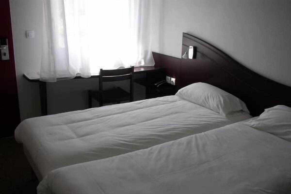 Twin Room | Desk, rollaway beds, free WiFi