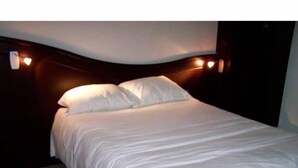 Habitación doble | Escritorio, camas supletorias, wifi gratis