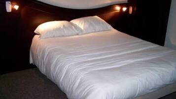 Kamar Double | Meja kerja, tempat tidur lipat/tambahan, dan Wi-Fi gratis