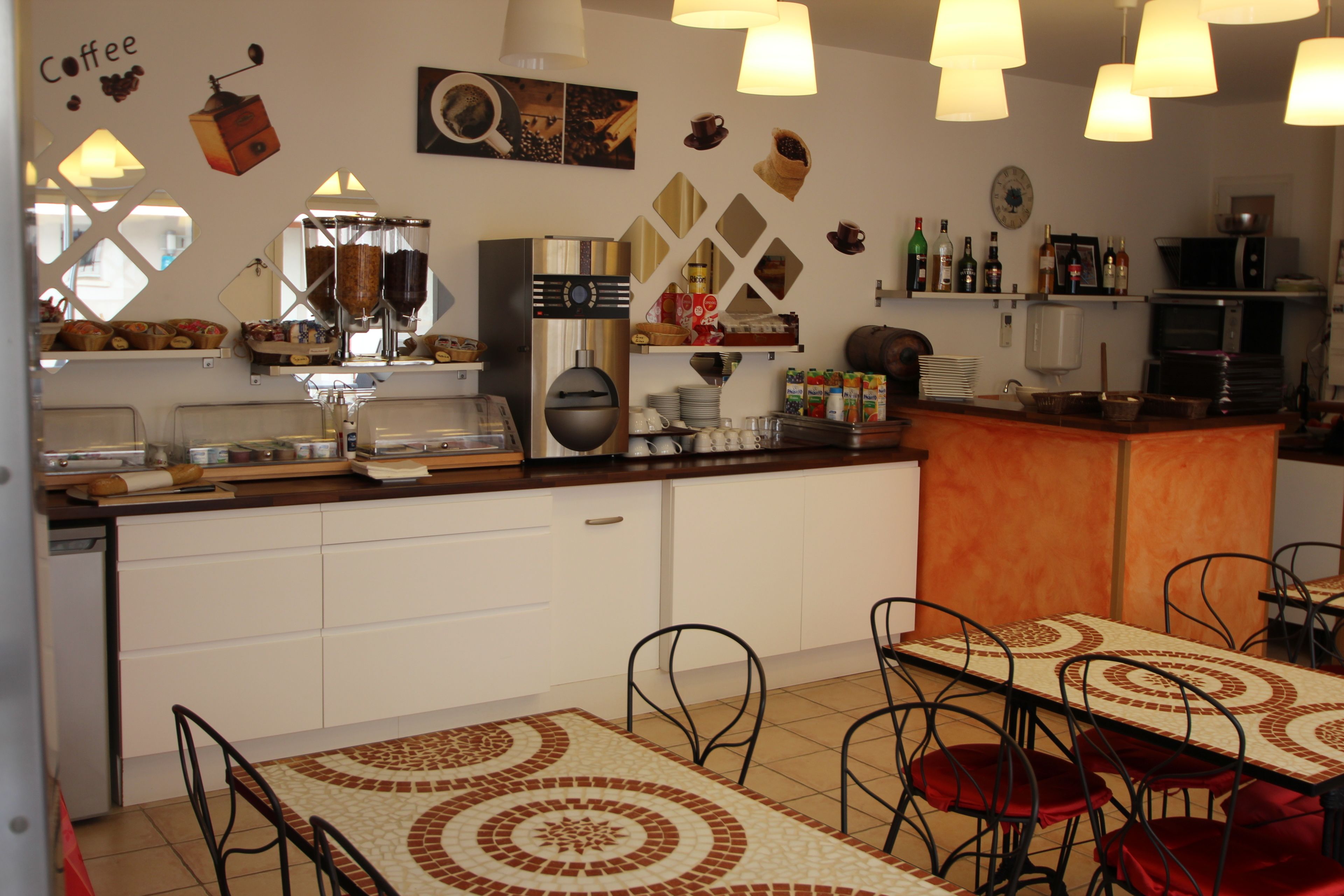 Un café doté d’un comptoir, d’un espace pour s’asseoir et d’une cuisine.