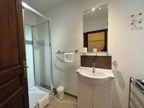 Familie appartement | Badkamer | Een douche, gratis toiletartikelen, een haardroger, handdoeken