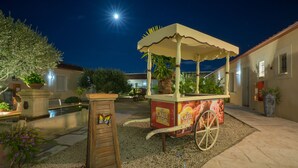 A night scene with a cart labeled "Carte Dor" in a courtyard.