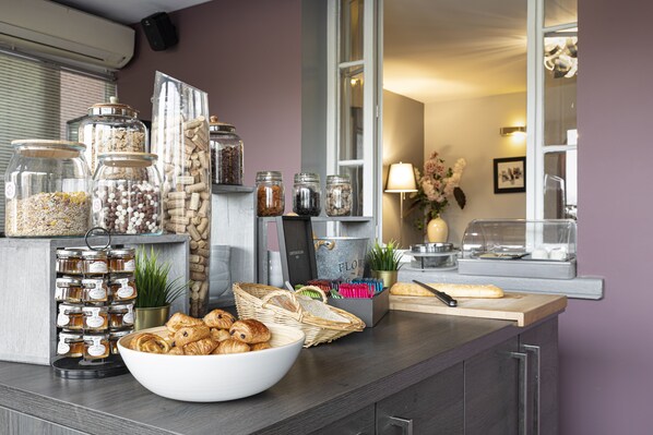 Daily buffet breakfast (EUR 14 per person) - Contact Hôtels Les Pierres Dorées (Amberieux)