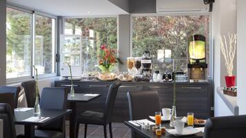 Petit déjeuner buffet (14 EUR par personne)