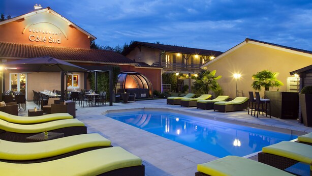 A restaurant named 'Côte Sud' with outdoor seating and a pool area. - Contact Hôtels Les Pierres Dorées (Amberieux)