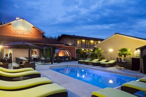 Seasonal outdoor pool, pool umbrellas, pool loungers - Contact Hôtels Les Pierres Dorées (Amberieux)