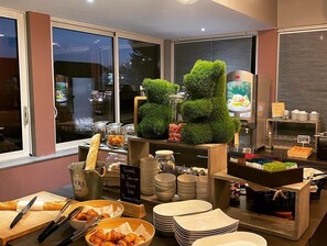 Daily buffet breakfast for a fee - Contact Hôtels Les Pierres Dorées (Amberieux)