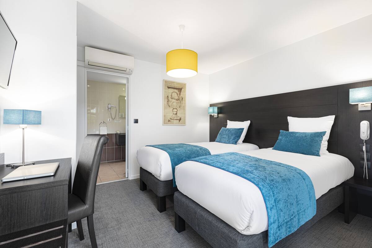 double room | individually decorated, individually furnished, desk, soundproofing