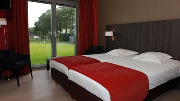 Tomannsrom – standard, tilgjengelighetstilpasset, hageutsikt | Safe på rommet, skrivebord, lydisolert og strykejern/-brett