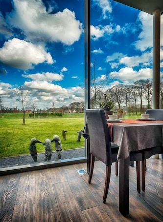 Free buffet breakfast on weekdays