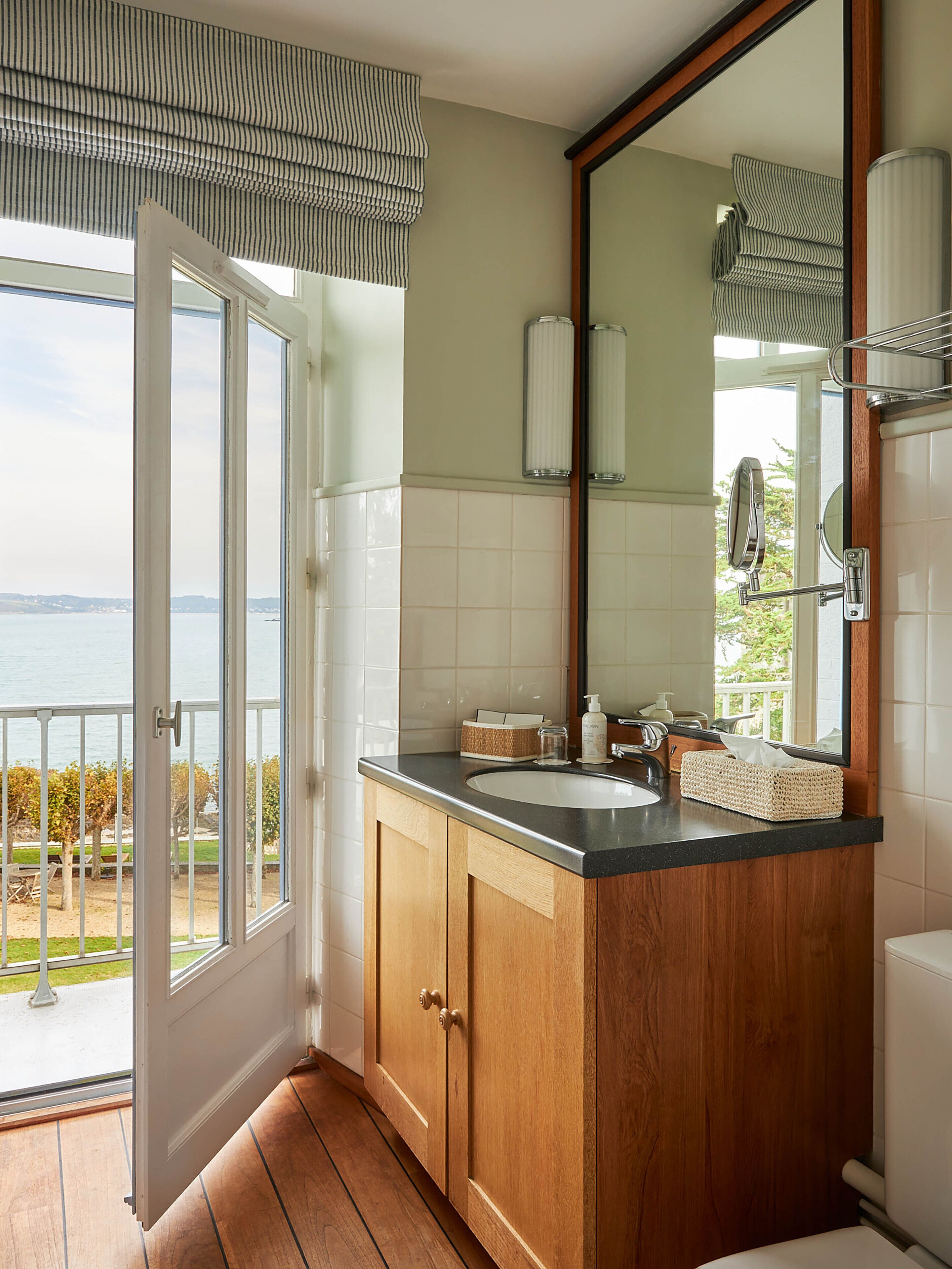 classic room, sea view | in-room safe, individually decorated, individually furnished, desk