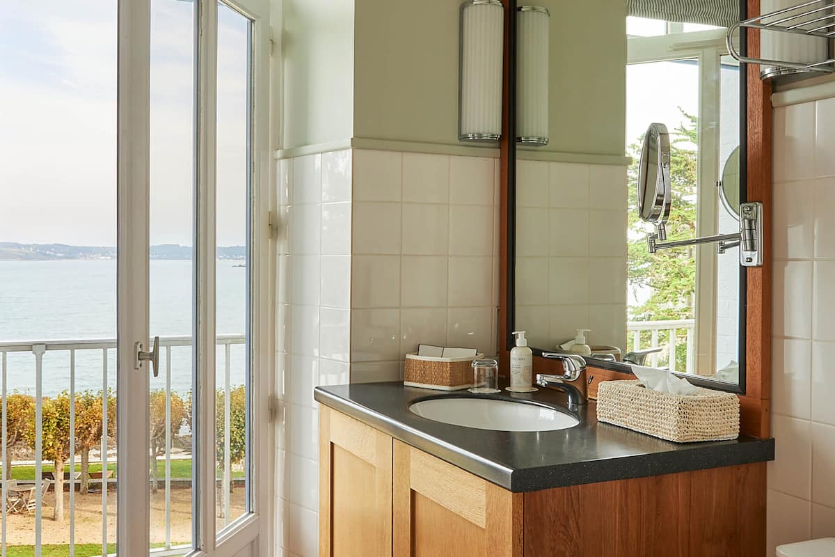 classic room, sea view | in-room safe, individually decorated, individually furnished, desk