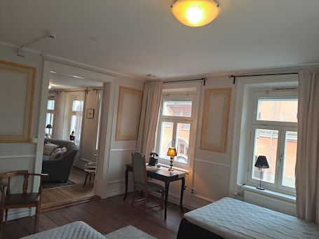 Familien-Suite, 2 Schlafzimmer | Individuell dekoriert, individuell eingerichtet, kostenloses WLAN. Strand Hotell