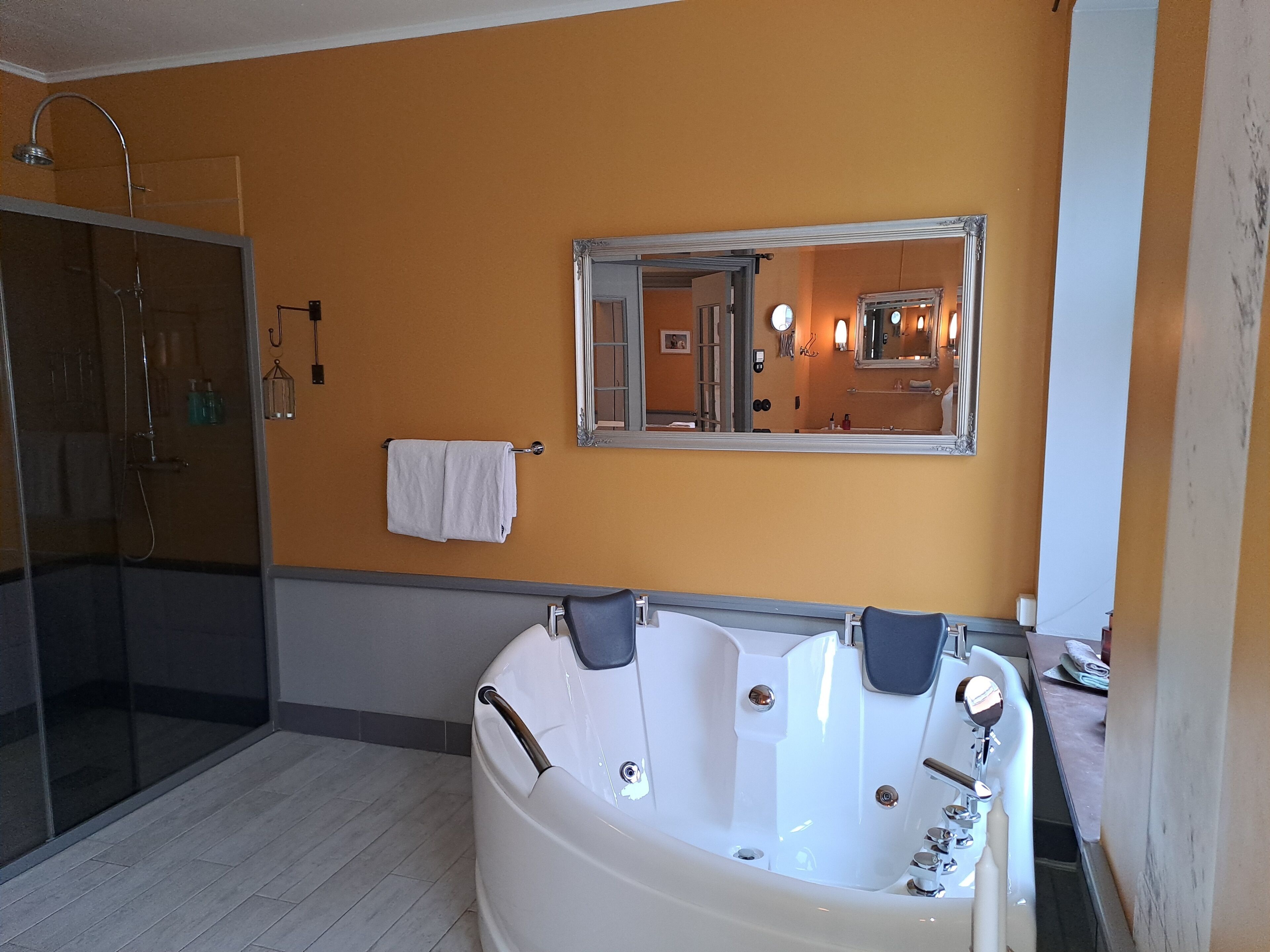 honeymoon suite | jetted bathtub