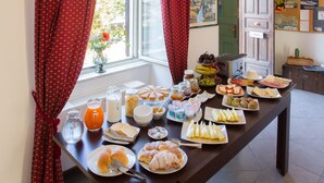 Ein Frühstücksbuffet mit verschiedenen Speisen und Getränken.