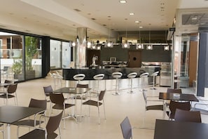 Bar (on property) - Hotel Apartamentos Conilsol (Conil de la Frontera)