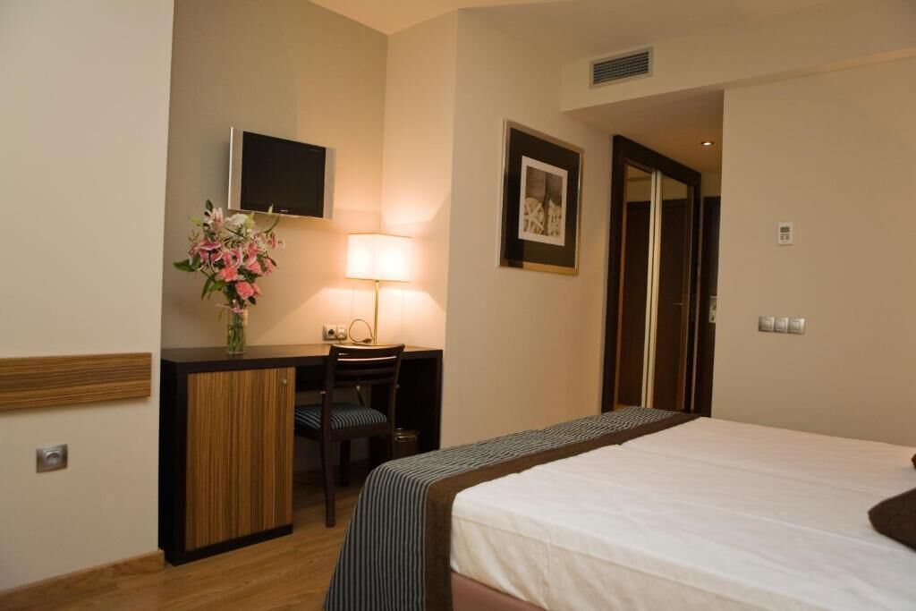 In-room safe, free WiFi