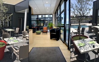 Espaço de refeições interno e externo com mesas, cadeiras e vista para a piscina.