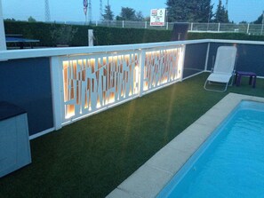 Kauden mukainen ulkouima-allas