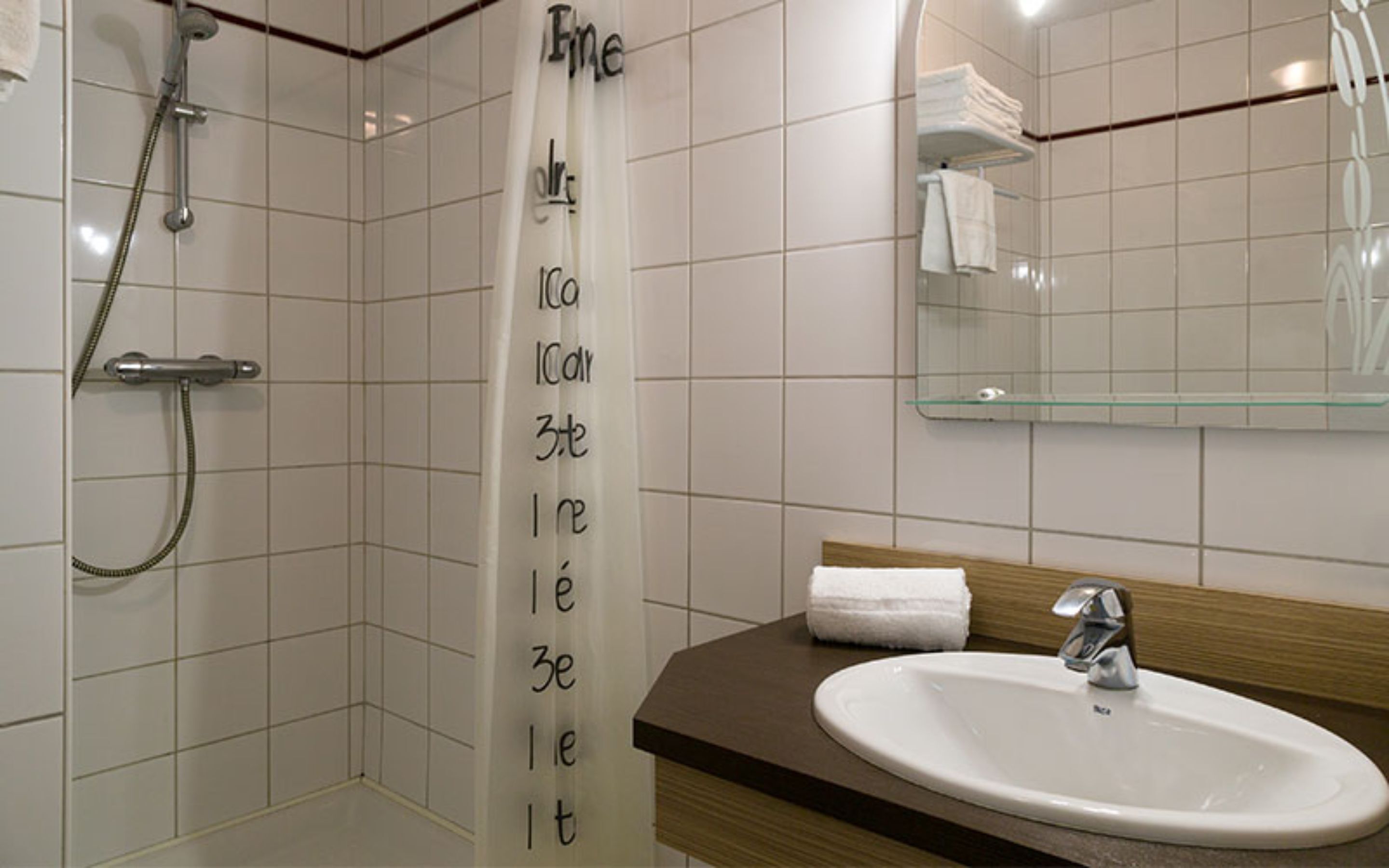 rainfall showerhead, free toiletries, hair dryer, towels