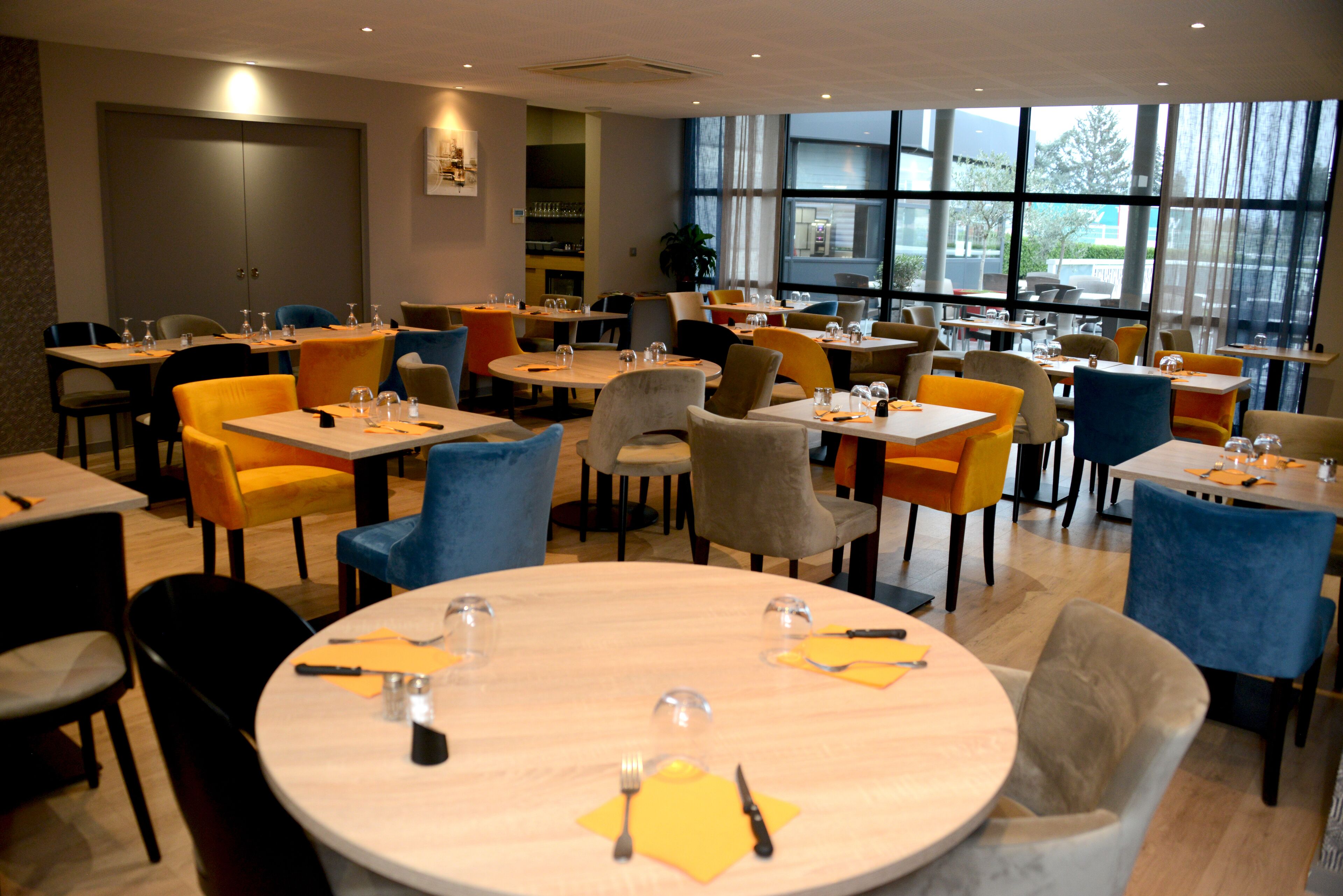 Déjeuner et dîner servis sur place, vue sur la piscine 