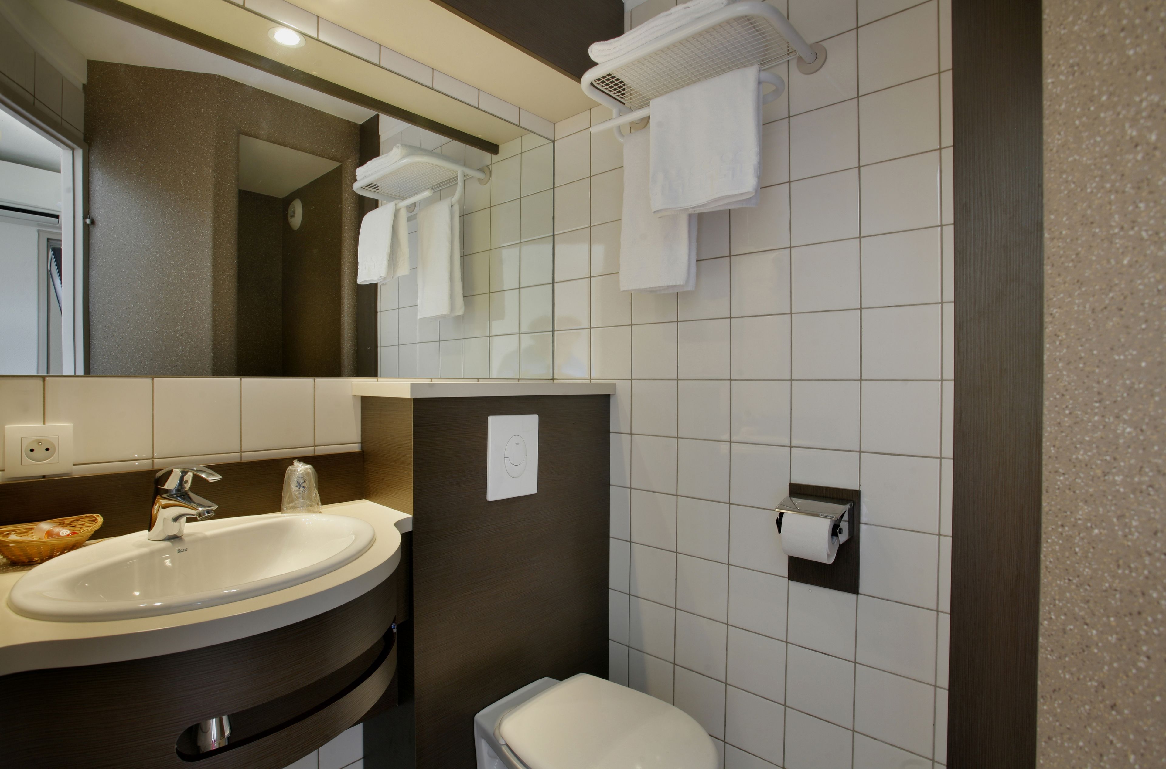 rainfall showerhead, free toiletries, hair dryer, towels