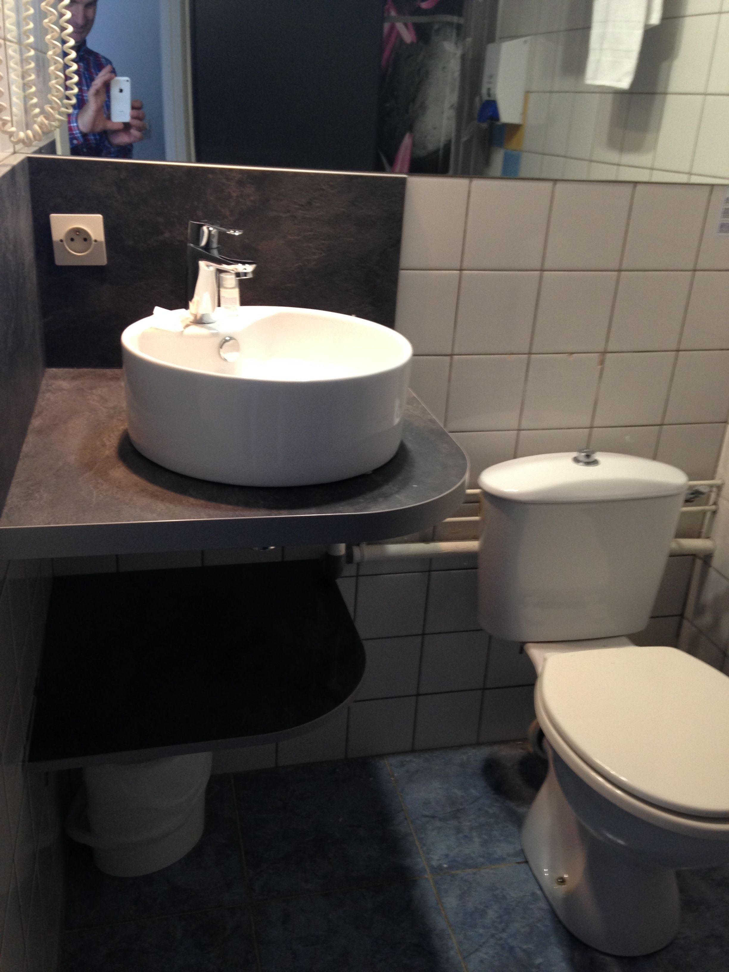 rainfall showerhead, free toiletries, hair dryer, towels