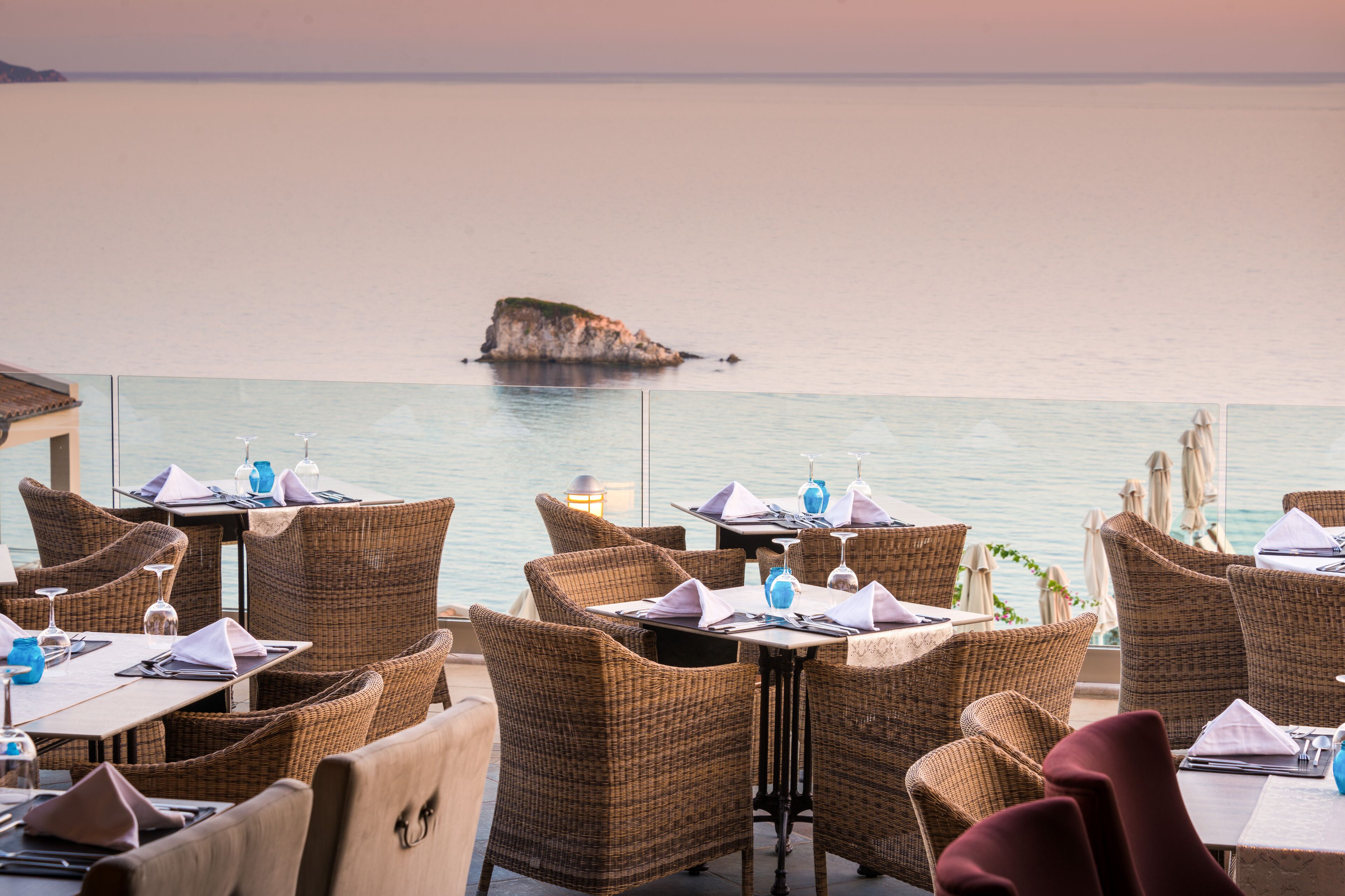 2 restaurants, breakfast served