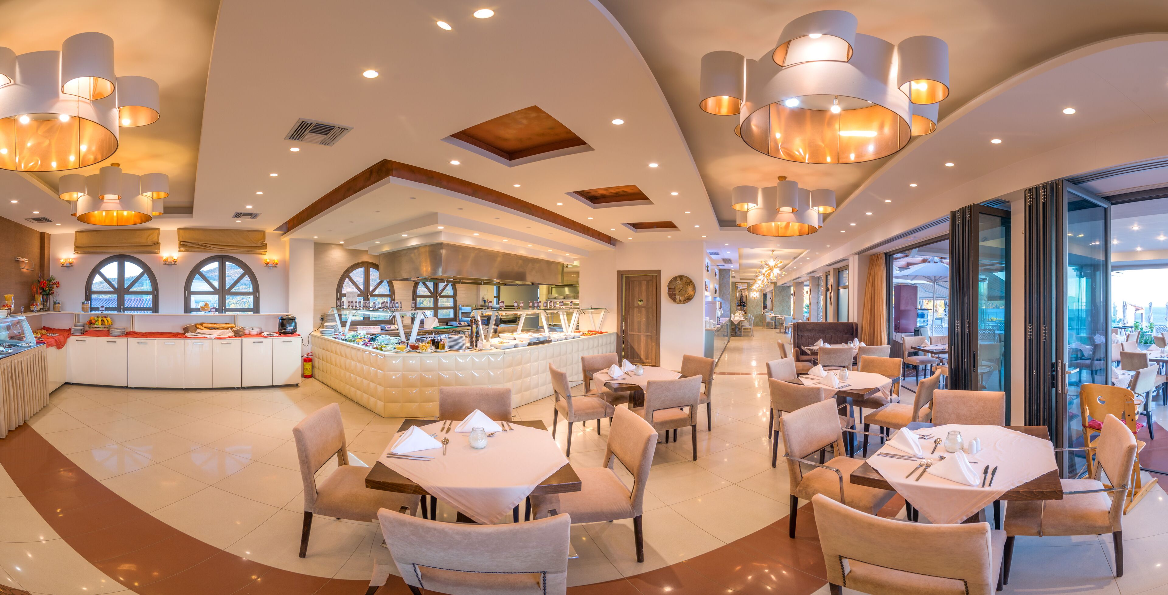 2 restaurants, breakfast served