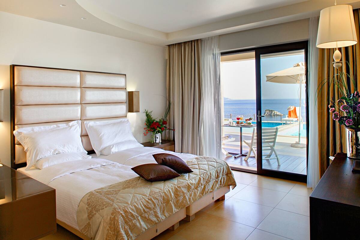 Executive Double Room, Private Pool, Sea View | เครื่องนอนระดับพรีเมียม, ผ้านวมขนเป็ ด, เตียงพร้อมฟูกเสริมที่นอน
