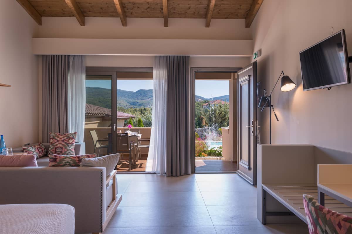 Deluxe Junior Suite, Mountain View | 1 bedroom, premium bedding, down comforters, pillowtop beds