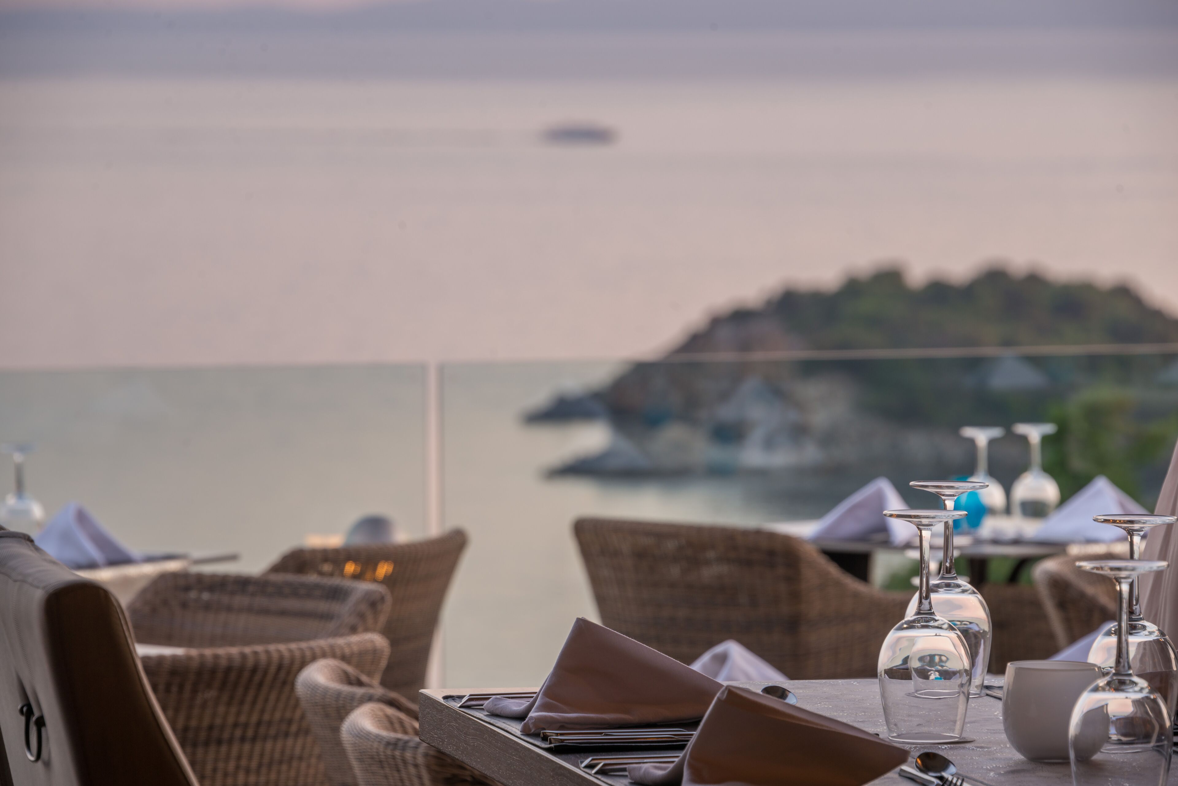 2 restaurants; breakfast, lunch and dinner served 