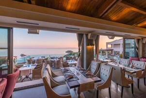 2 restaurantes, se sirve desayuno 