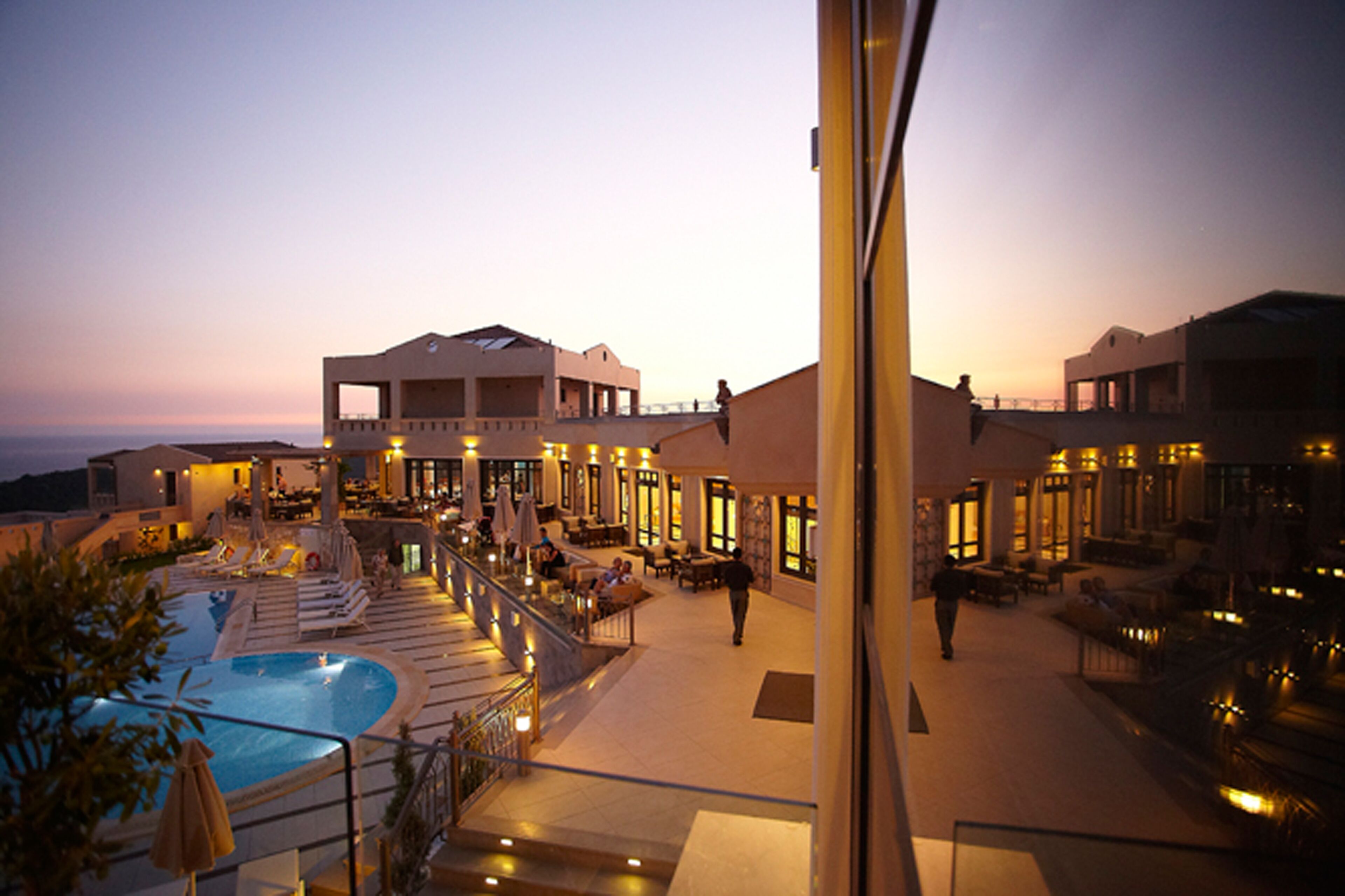 2 restoran, sarapan dihidangkan 