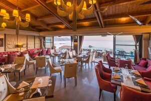 2 restaurantes, se sirve desayuno 