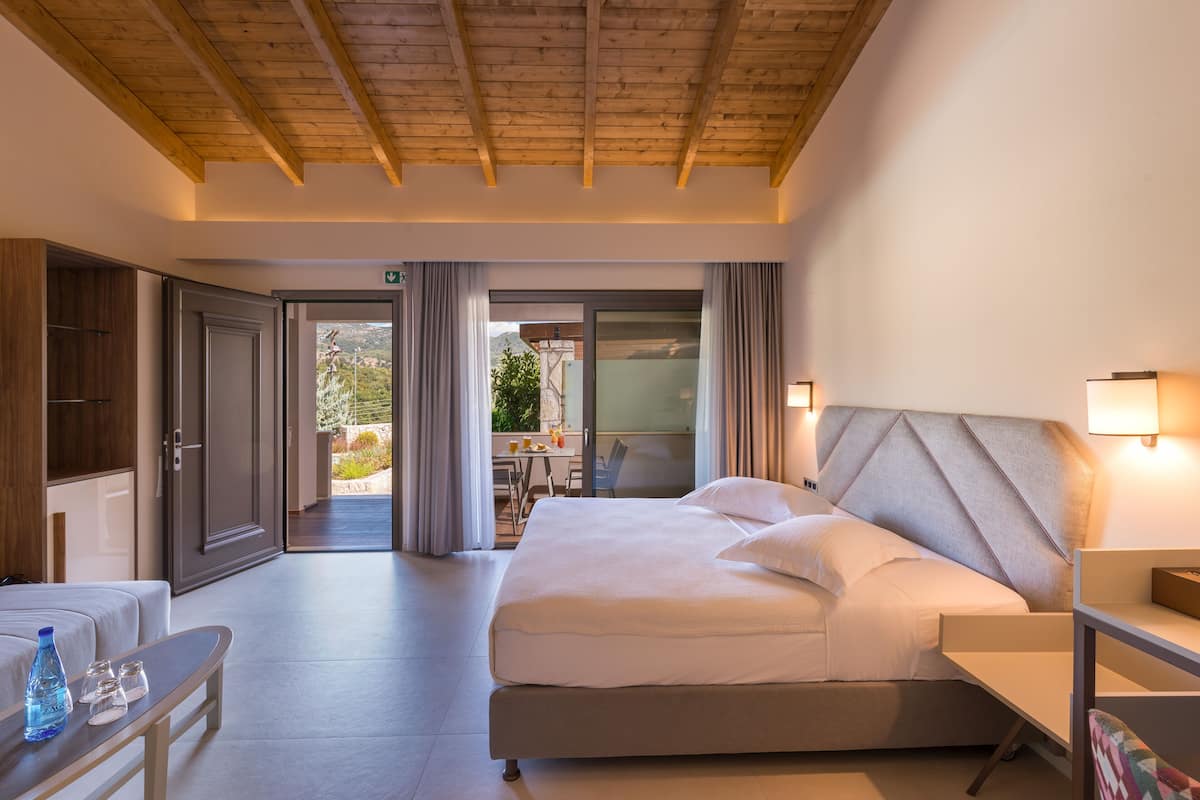 ห้องเอ็กเซกคิวทีฟสวีท, วิวภูเขา | เครื่องนอนระดับพรีเมี  ยม, ผ้านวมขนเป็ด, เตียงพร้อมฟูกเสริมที่นอน