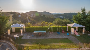 Área de juegos infantiles al aire libre