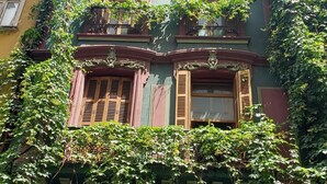 Un edificio con paredes cubiertas de hiedra y un pub llamado "The James Joyce" en la planta baja.