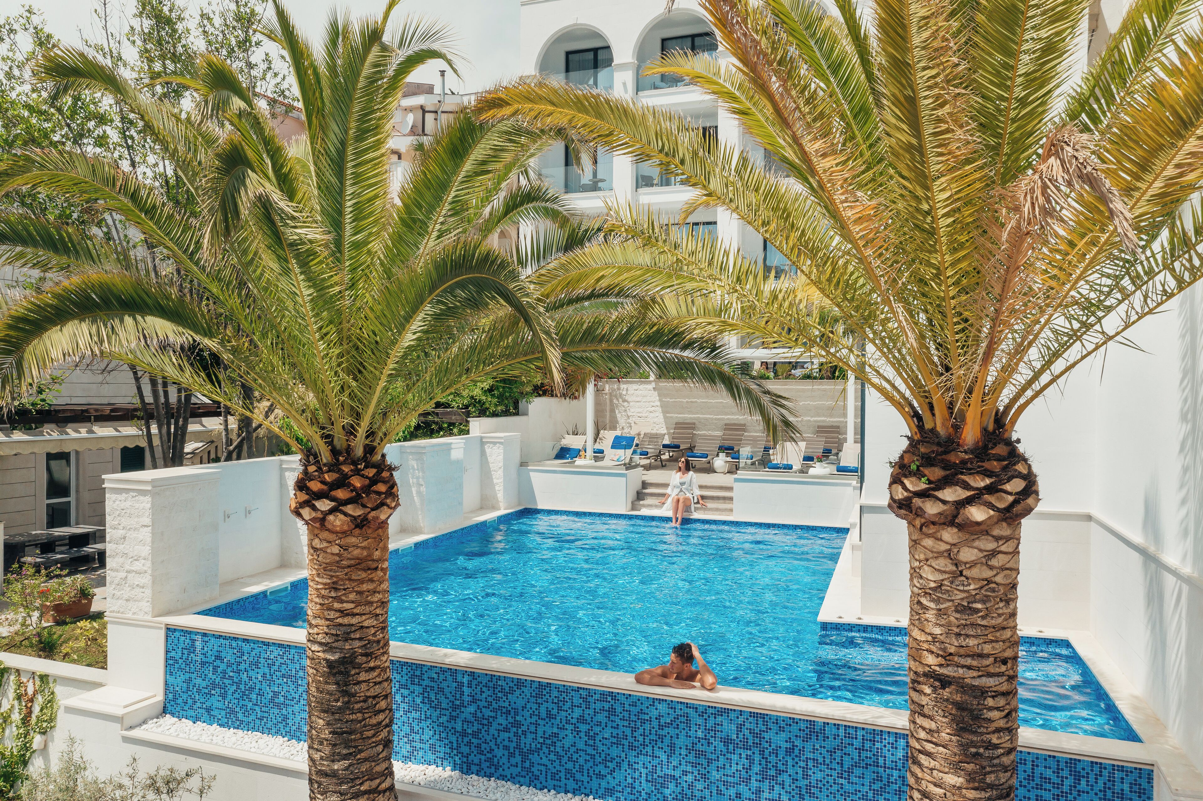 seasonal outdoor pool, pool loungers